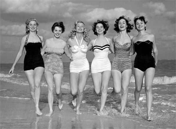 Vintage Beach Girls Photo 1803b Oddleys Strange & Bizarre