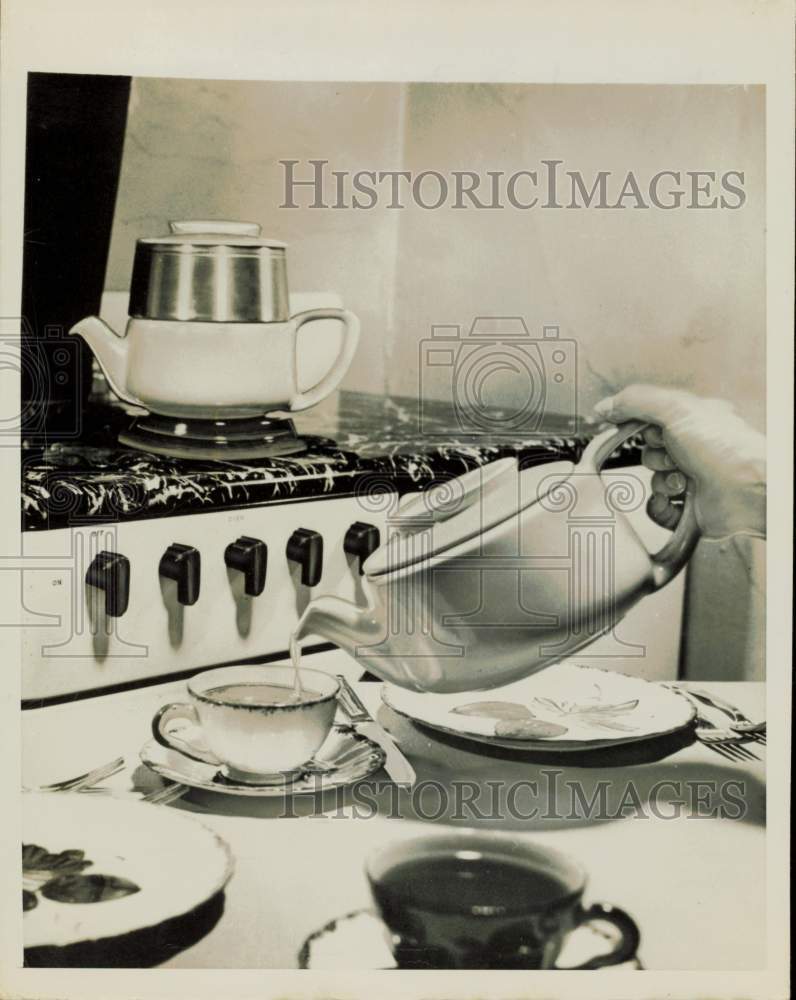 1950 Press Photo A lady serves coffee using drip coffee pot - nei31004
