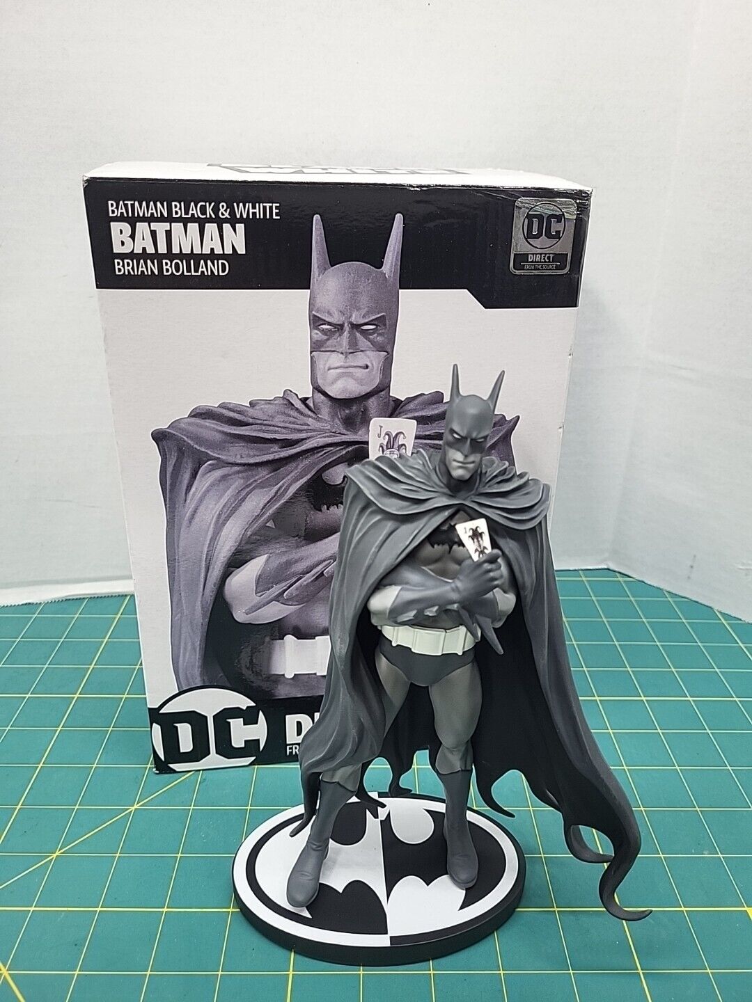 DC DIRECT Batman Black &White Brian Bolland 1:10 Resin Statue NEW-#3989