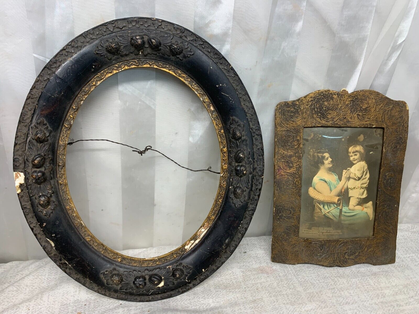 Antique 1800's Victorian Oval Wooden Picture Frame & Photo Of Mother & Child