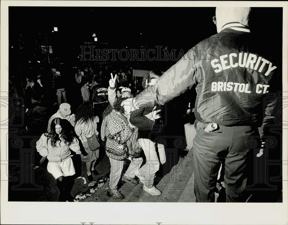 1985 Press Photo Concert Goers outside Venue with Bristol, Connecticut Security