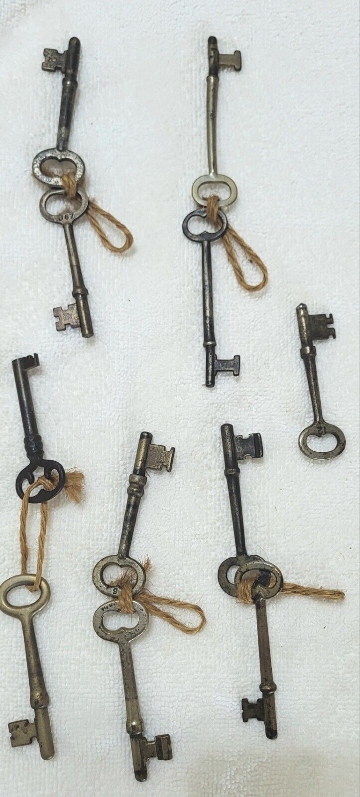 11 Vintage Skeleton Keys (Old)