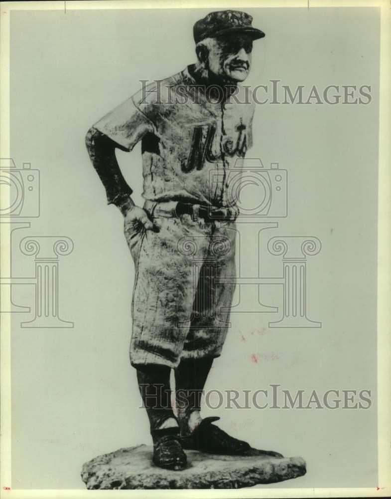 1981 Press Photo Mets manager Casey Stengel bronze by Rhoda Sherbell - hcs23510