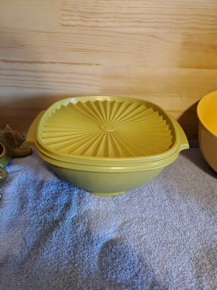 Vintage TUPPERWARE Bowl w Lid 858-3 Green