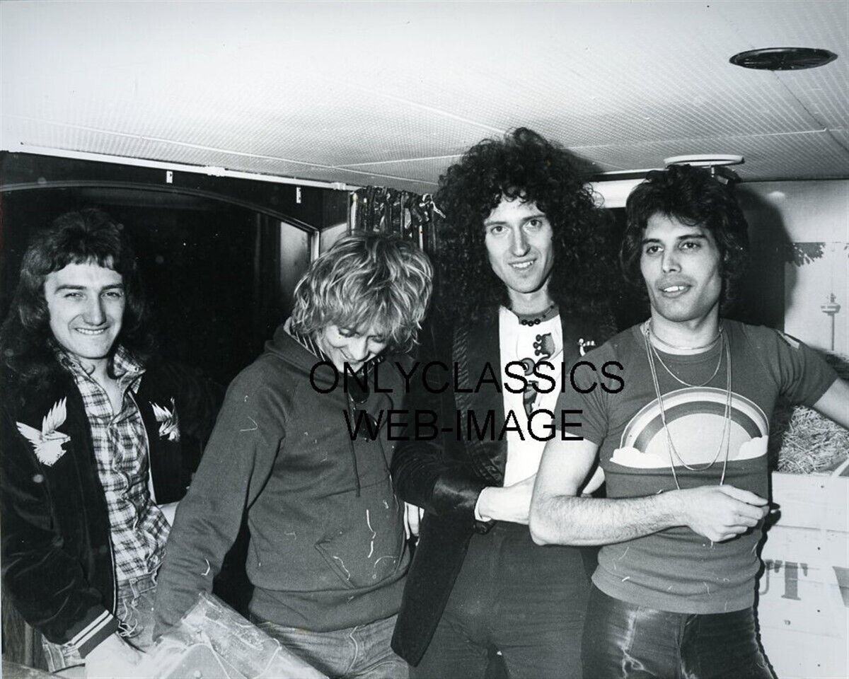 1977 QUEEN ALL SMILES FAMOUS ROCK & ROLL BAND CANDID 8X10 PHOTO FREDDIE MERCURY