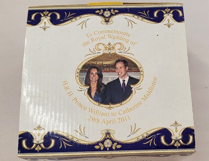2011 Prince William & Catherine Middleton Royal Wedding Glass Trinket Box - MIB