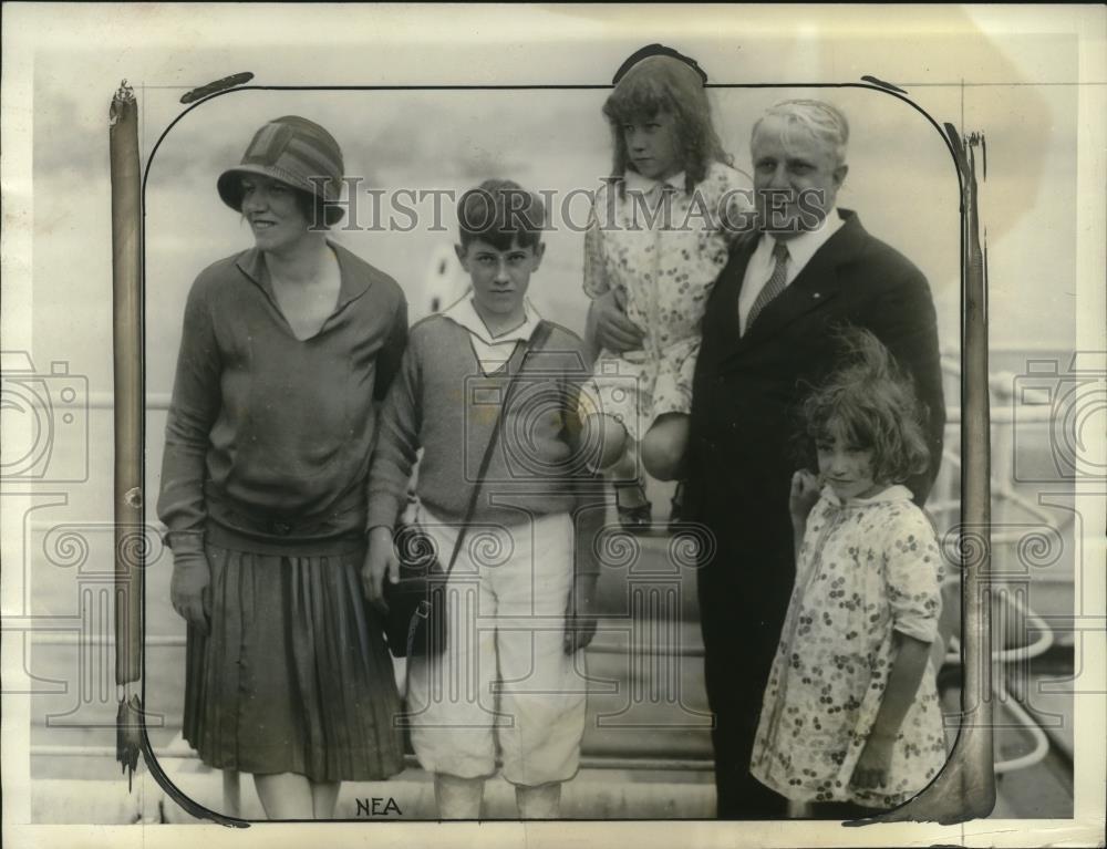 1928 Press Photo Labor Secy James Davis Returns Home to Family in NYC