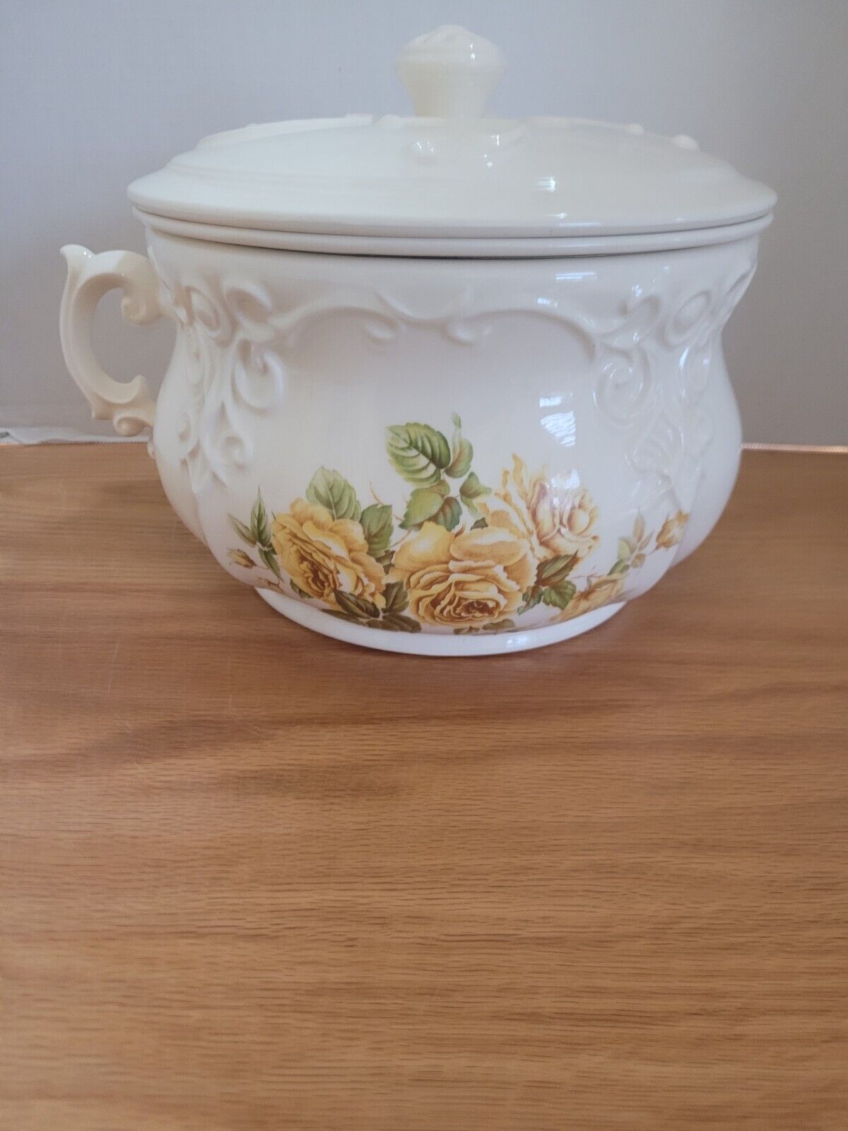White Arnel’s 3 piece chamber pot. 1976 Yellow Rose Excellent condition 