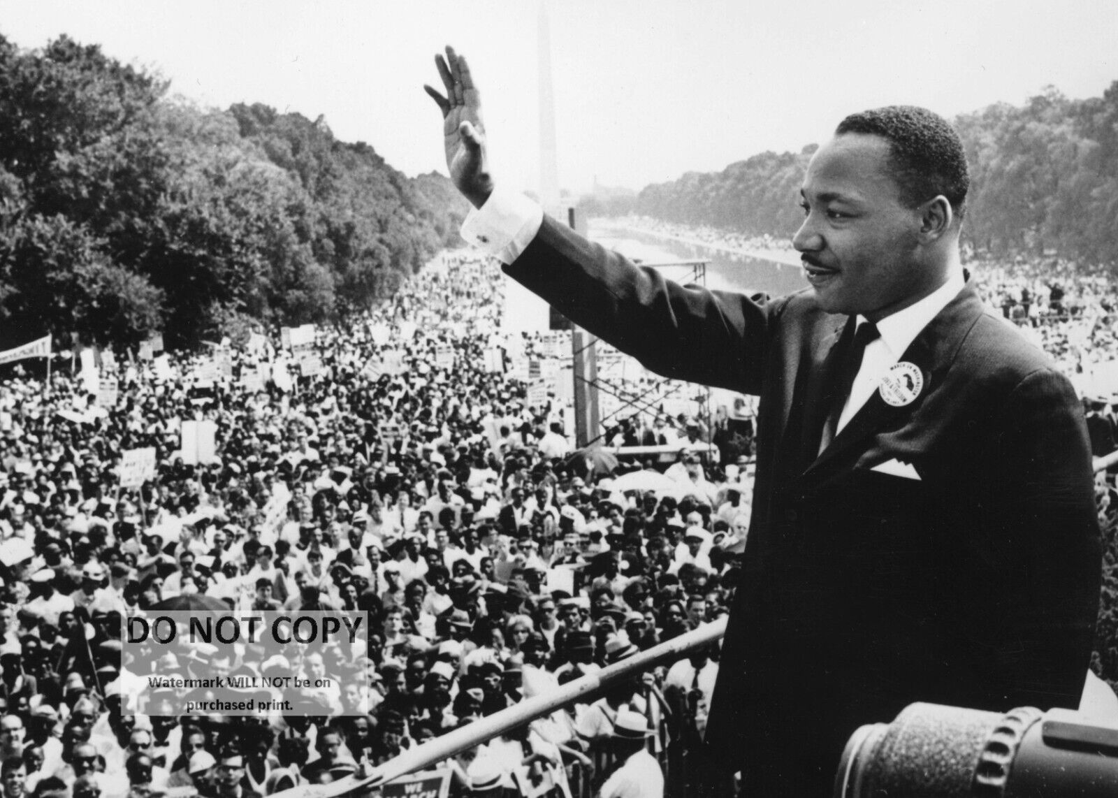 *5X7* PHOTO  MARTIN LUTHER KING, JR. WAVES TO CROWD AT LINCOLN MEMORIAL (AA-113)