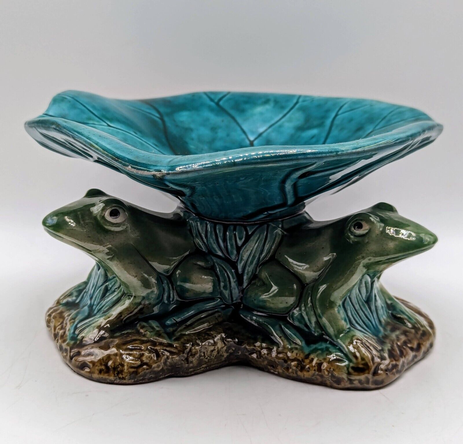 Vintage Majolica Frogs Under Lily Pad Pedestal Serving Bowl Lilypad Pottery 