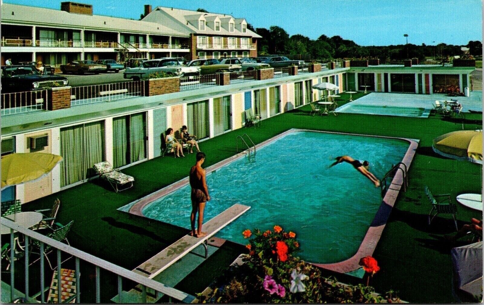 Seekonk Massachusetts Hearstone Motor Inn Swimming Pool Chrome Postcard