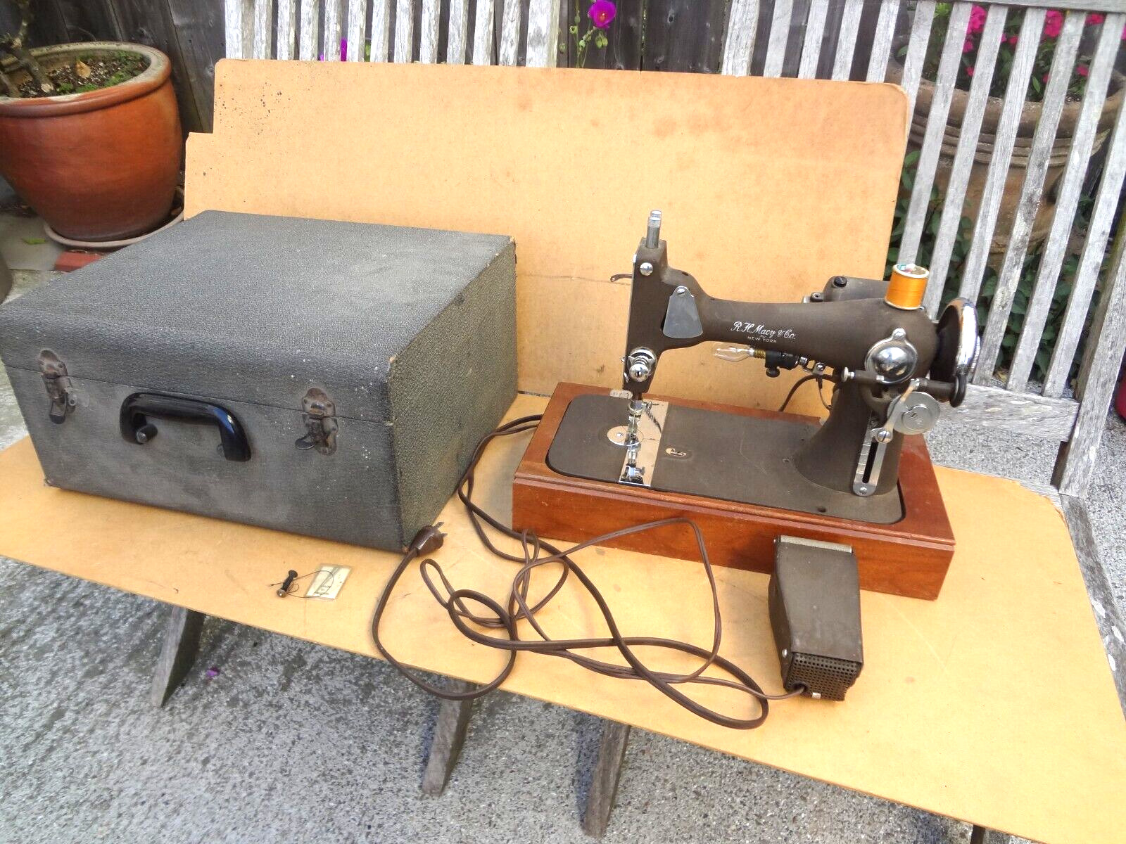 ꙮ Vintage RH Macy Sewing Machine
