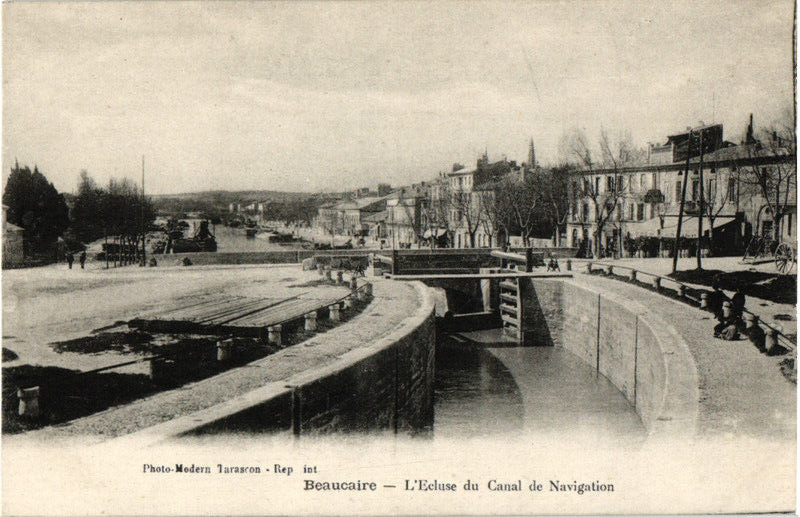 Beaucaire L\'Ecluse du Canal de Navigation- Beaucaire, France Postcard