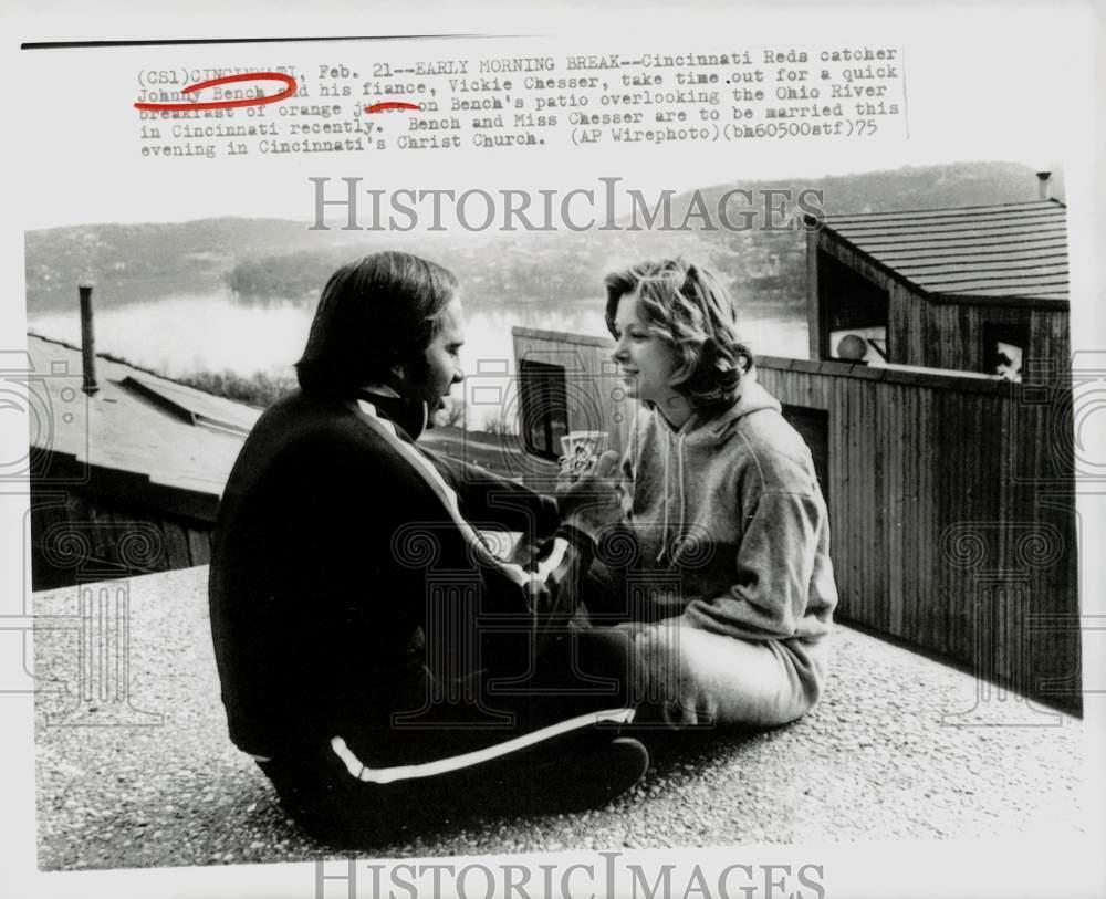 1975 Press Photo Baseball player Johnny Bench & fiance at Cincinnati home patio