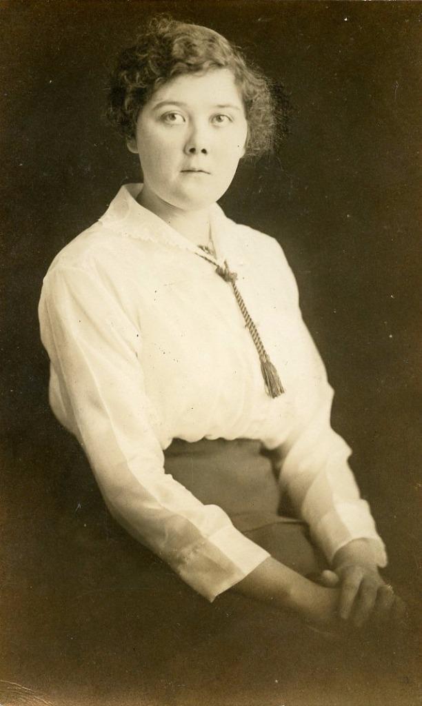 Q05 Vtg Photo RPPC, WAFFLE BOB WHITE BLOUSE SKIRT, WOMANc Early 1900\'s