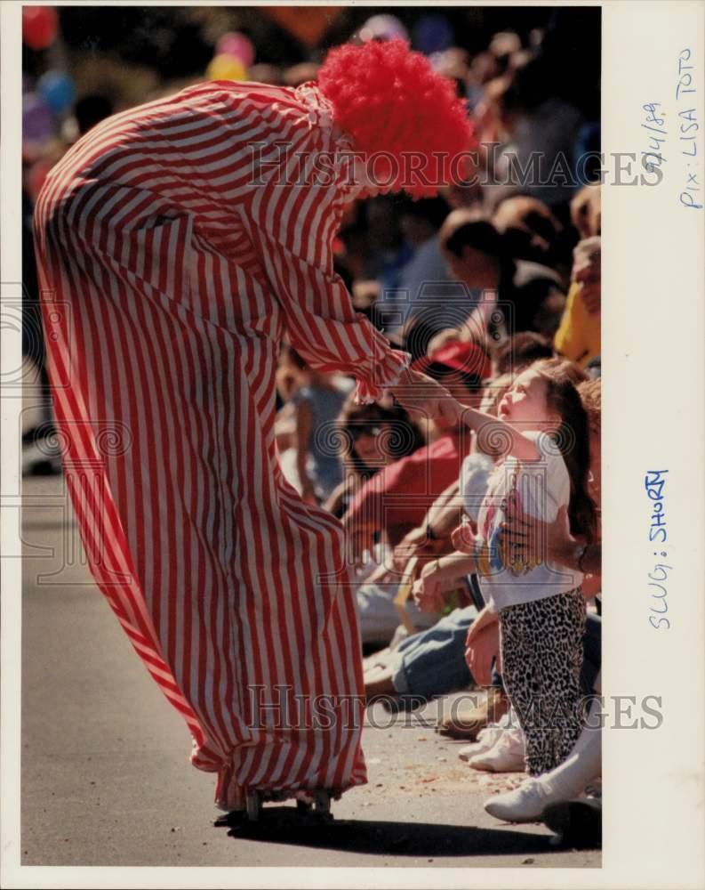 1989 Press Photo Clown shakes hand of Girl at Parade - ctaa28135
