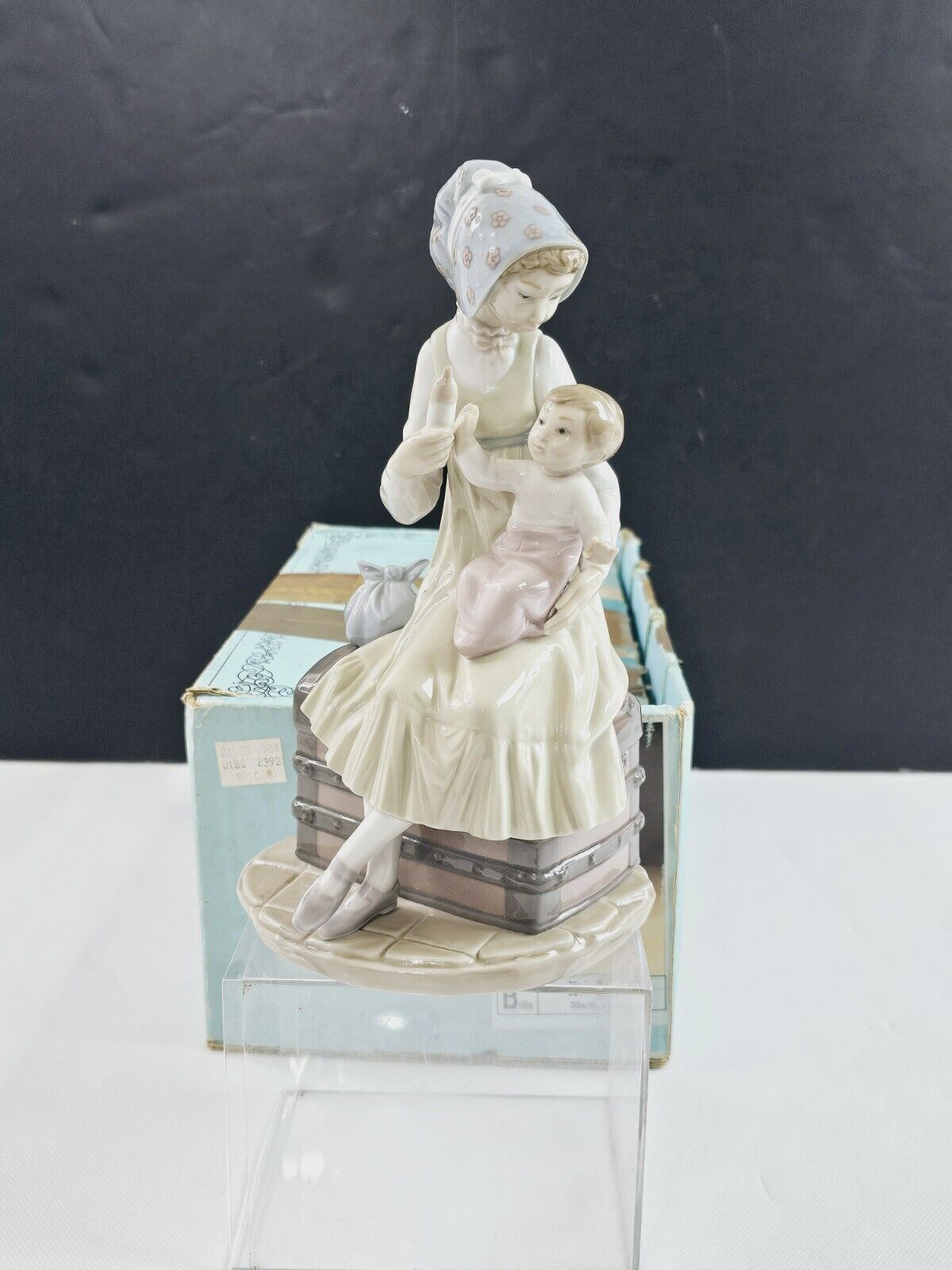 Lladro 5140 Mother Feeding Her Baby Daughter Porcelain Figurine Retired w/ Box
