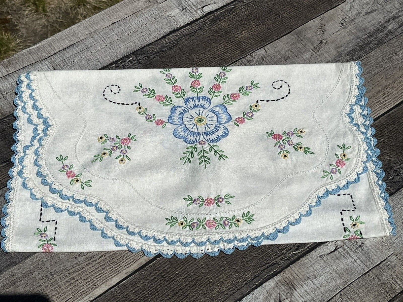 Vintage Hand Embroidered Cottage Core Farmhouse Flower Table Runner Linen 🧵