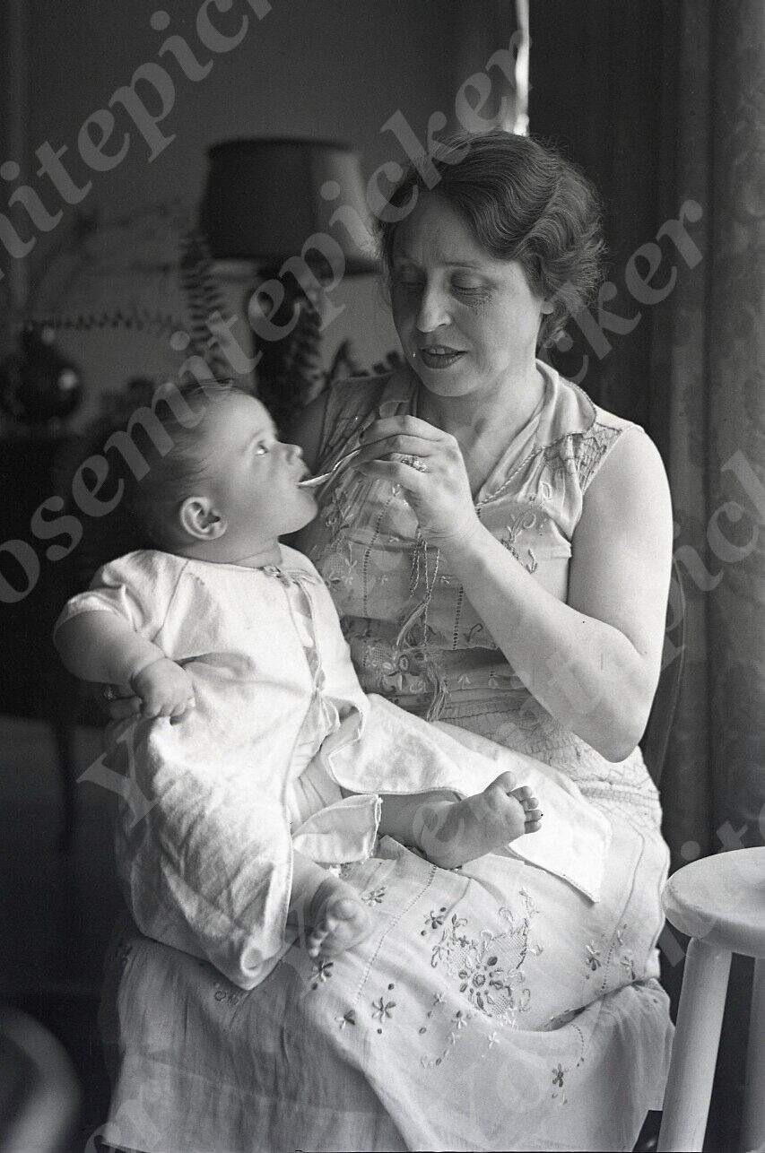 pc02  Original Negative 1934 San Francisco Larkin ST Mom feeding baby 434a