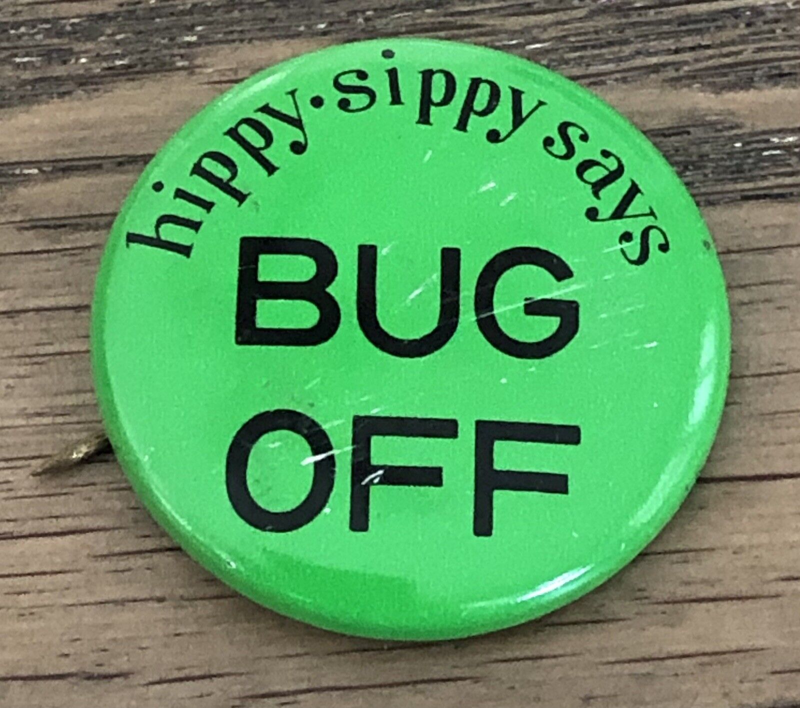VINTAGE 1960’s HIPPY SIPPY SAYS BUG OFF PIN BACK BUTTON GREEN