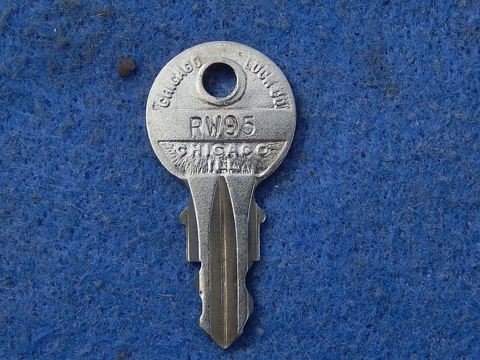 Wurlitzer 2500 2600 2700 2800 Cabinet Key RW-95 - vintage Chicago Lock Co. key