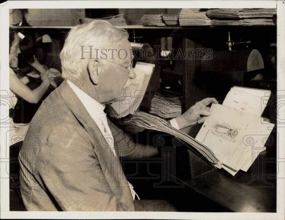 Press Photo Worker in the U.S. Patent Office in Washington, D.C. - kfx10031