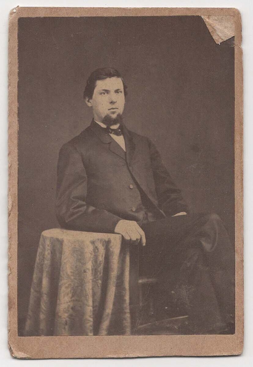 ANTIQUE CDV CIRCA 1870s S.B. BROWN HANDSOME BEARDED MAN IN SUIT PROVIDENCE R.I.