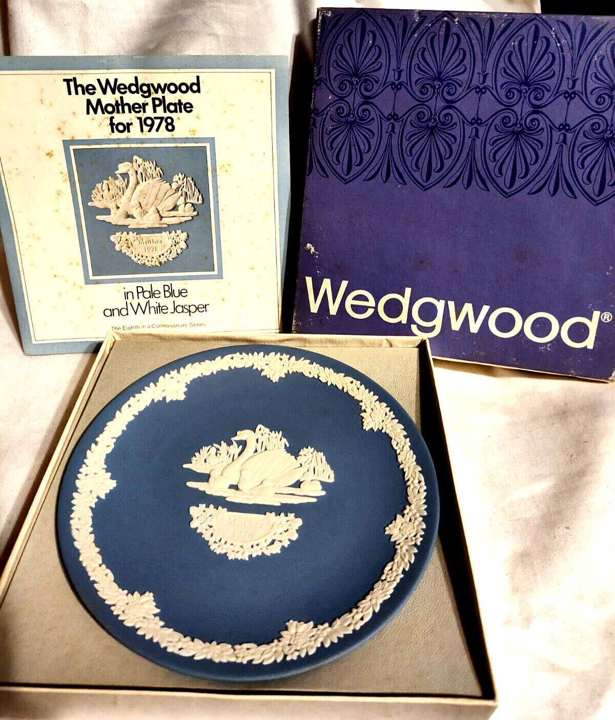 1978 Wedgwood VTG Mother Plate Pale Blue & White Jasperware Swans Original Box