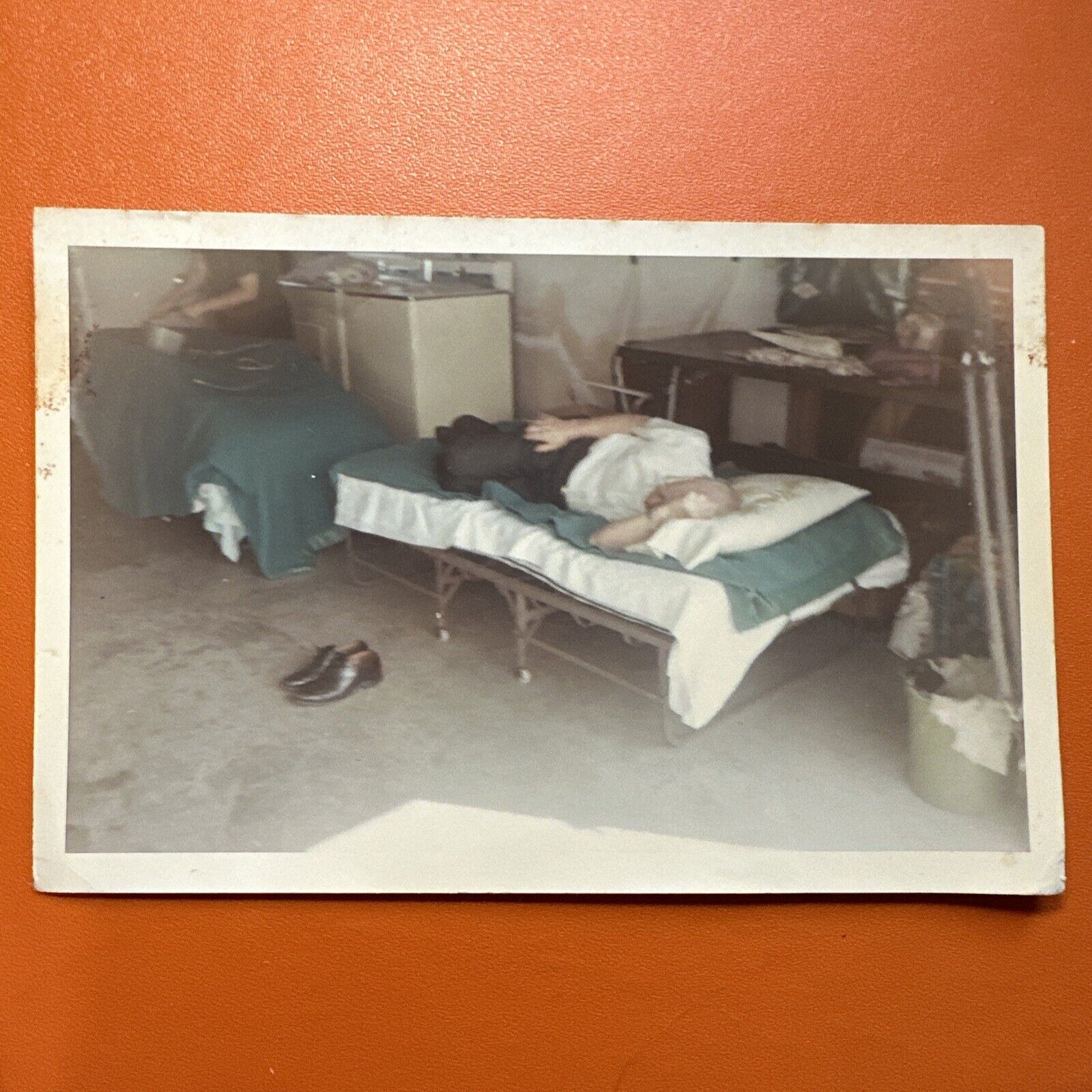 VINTAGE COLOR PHOTO Man Sleeping In Weird Room 1967 Hospital ? Original Snapshot