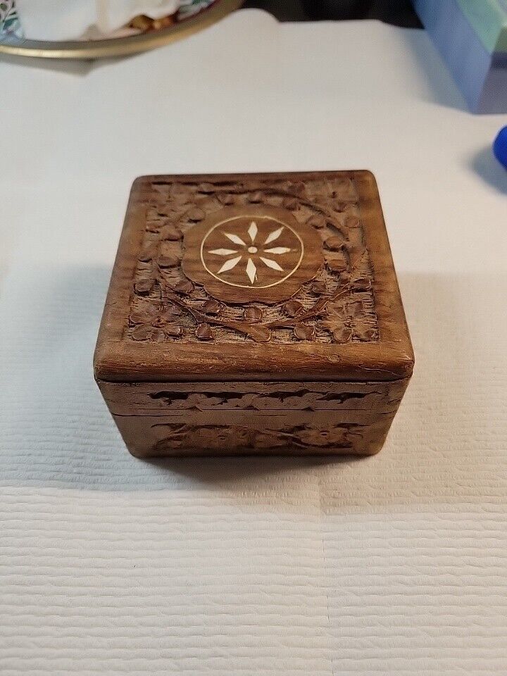 VTG hand carved wooden trinket/jewelry box, hinged, small