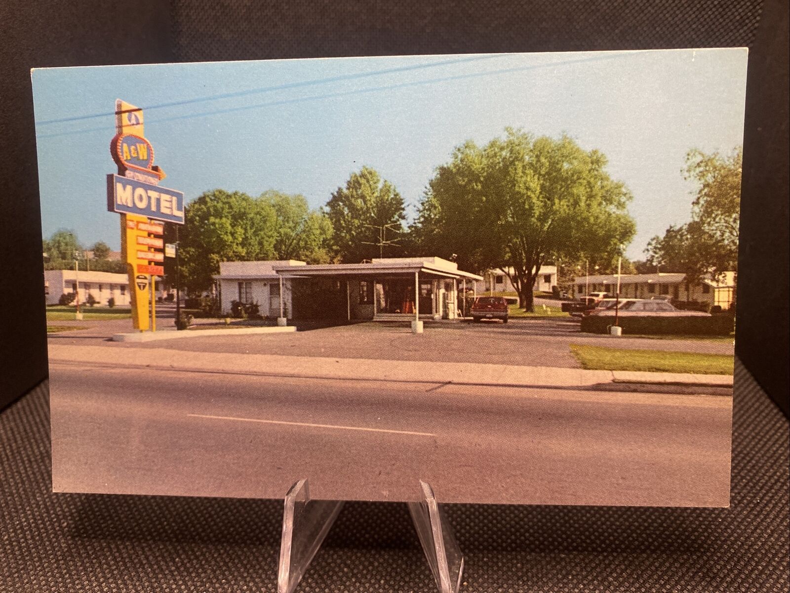 POSTCARD: A&W Motel Clarksville Tennessee L11 ￼