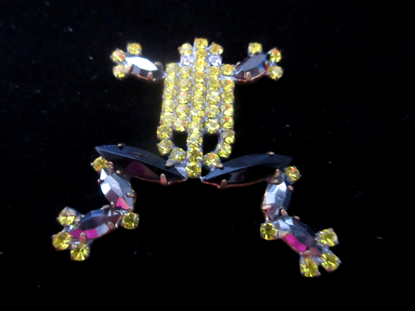 Outstanding  Czech Vintage Style  Glass Rhinestone Button   Frog  Yellow