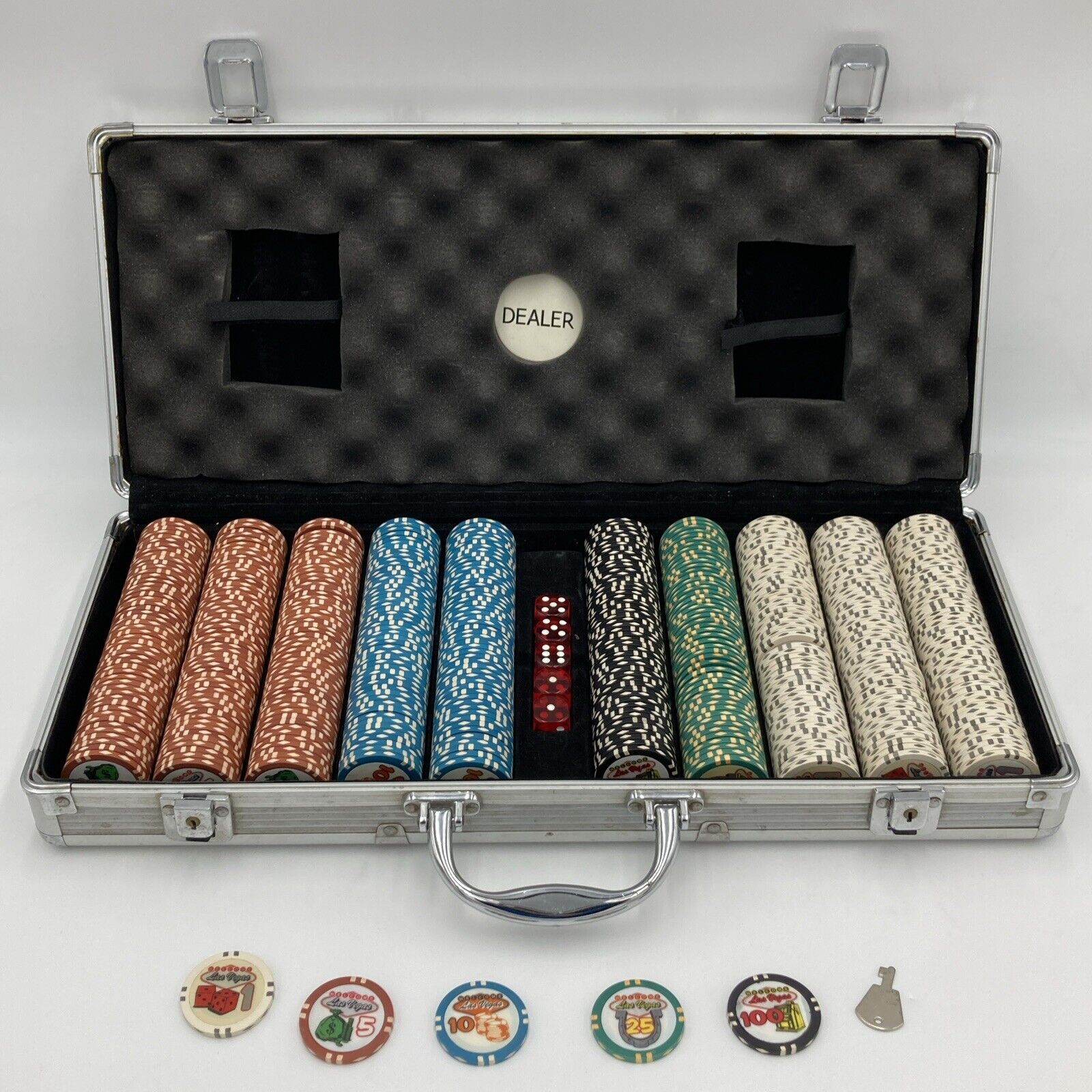 Welcome To Las Vegas Poker Chips 500 pieces Metal Case & Key..$1,5,10,25,100