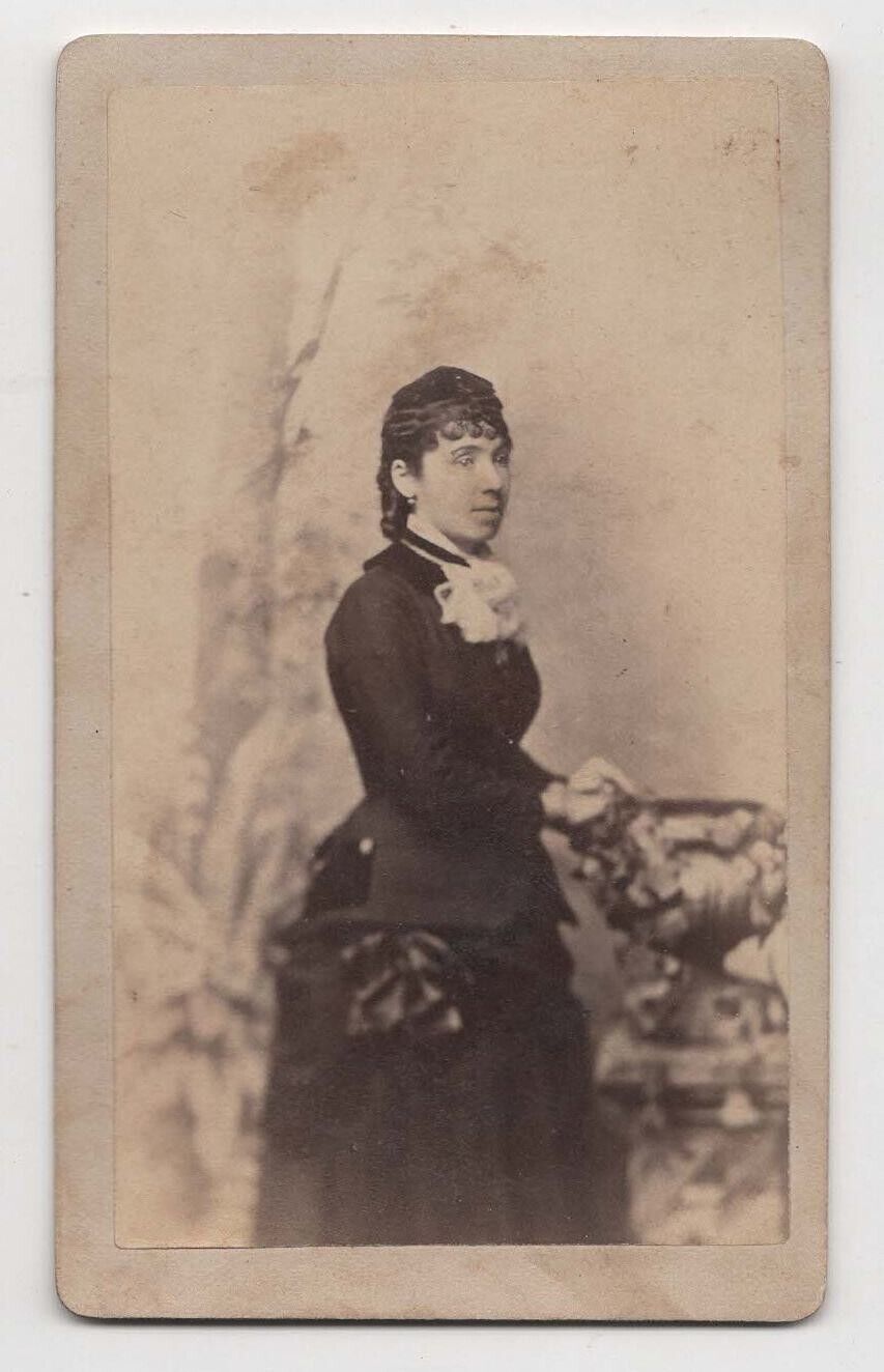 ANTIQUE CDV CIRCA 1870s PRIOR BROS GORGEOUS YOUNG LADY IN DRESS PROVIDENCE R.I.