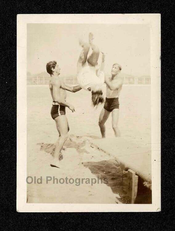 BEACH MEN SEXY SWIMSUITS MID-AIR FLIP DIVING PRACTICE OLD/VINTAGE PHOTO- L56