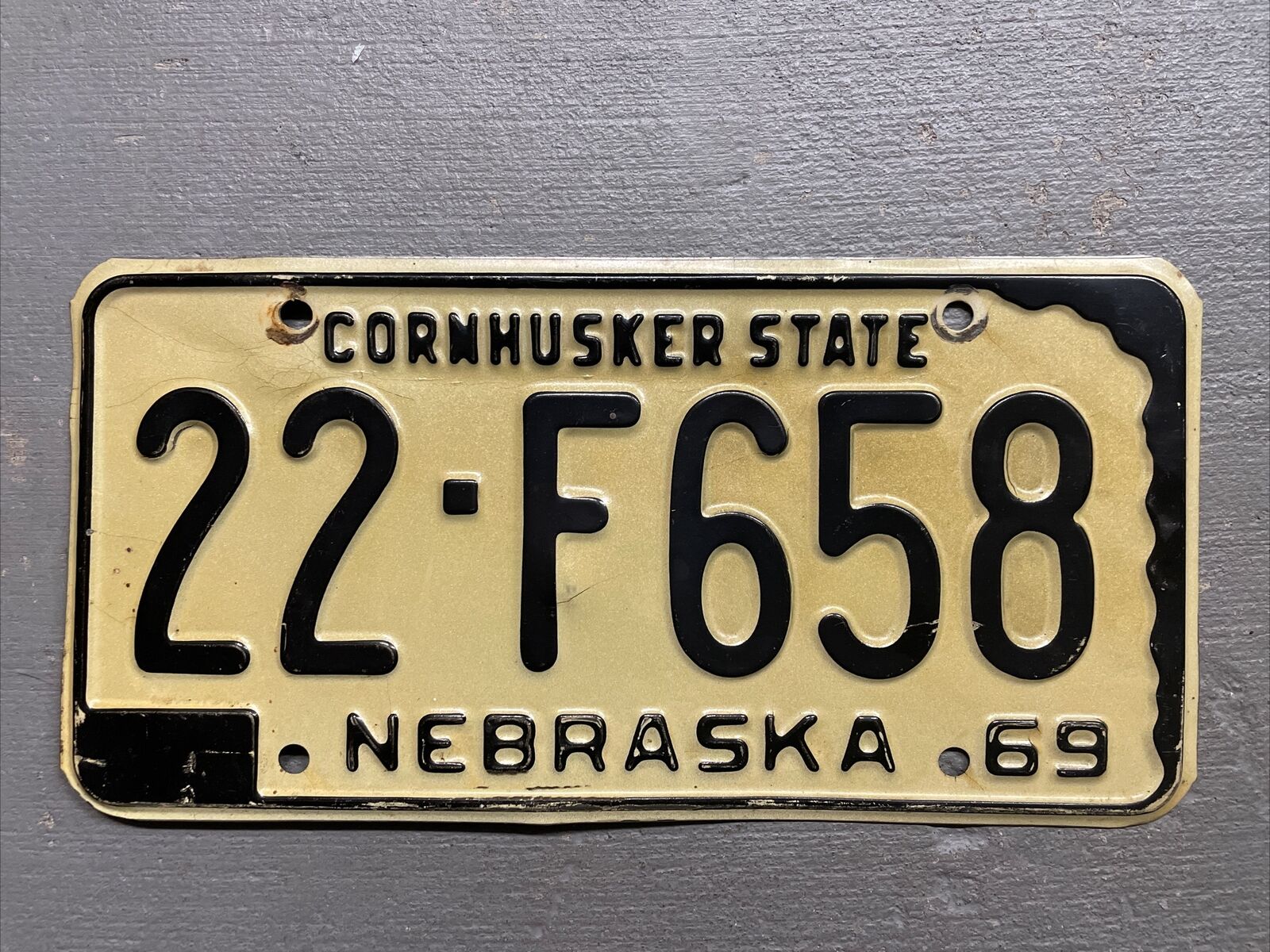 VINTAGE 1963 NEBRASKA LICENSE PLATE WHITE /BLACK CORNHUSKER STATE 22-F658 😎