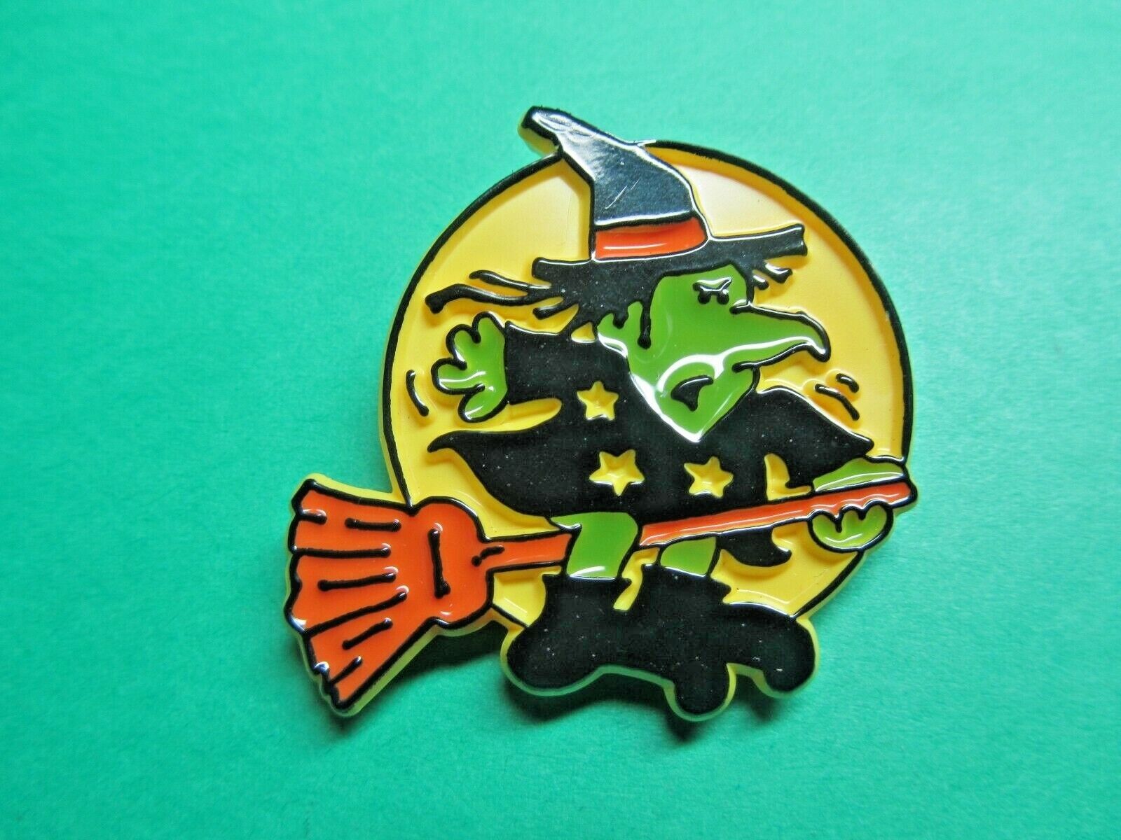 1982 HALLMARK ANGRY WITCH BROOMSTICK FULL MOON HALLOWEEN HOLIDAY LAPEL PIN(H36)