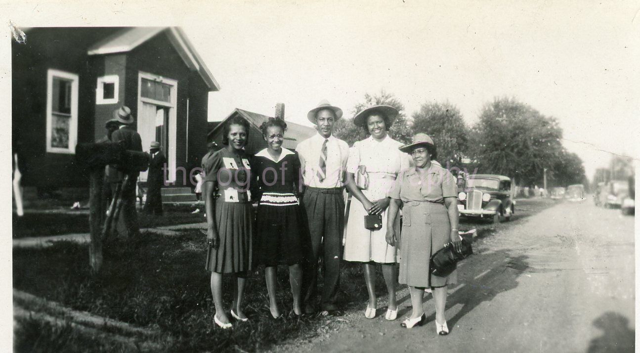 MID 20th CENTURY Vintage FOUND FAMILY PHOTO Black And White Snapshot 43 LA 81 Q