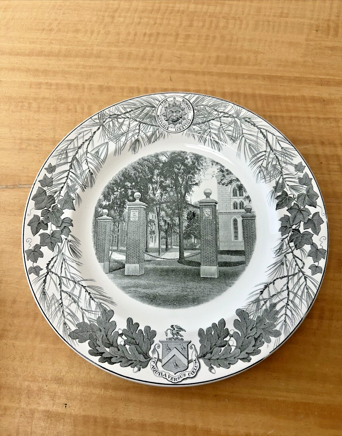 Wedgwood Bowdoin College 1931 - Class or 1878 Gateway - 10 Inch Dinner Plate