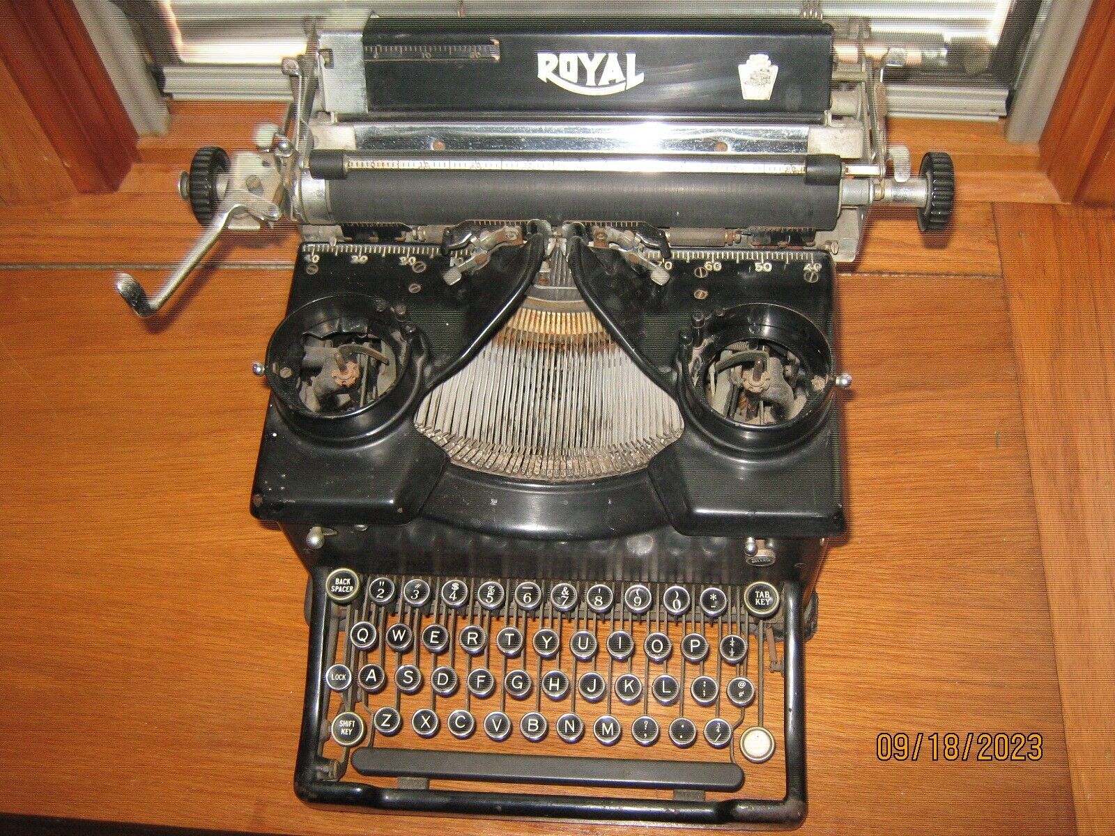 Vintage Royal no. 10 typewriter 1933 Serial number SX1566136 AS -IS PICK UP ONLY