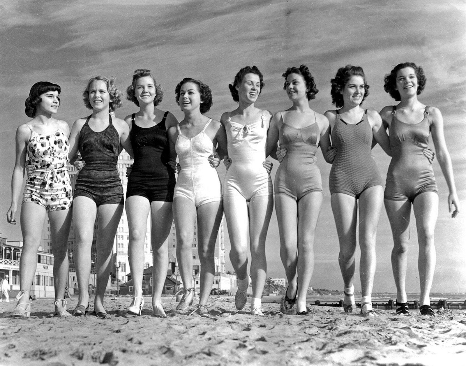 1938 BATHING BEAUTIES Beach Photo  (179-t)