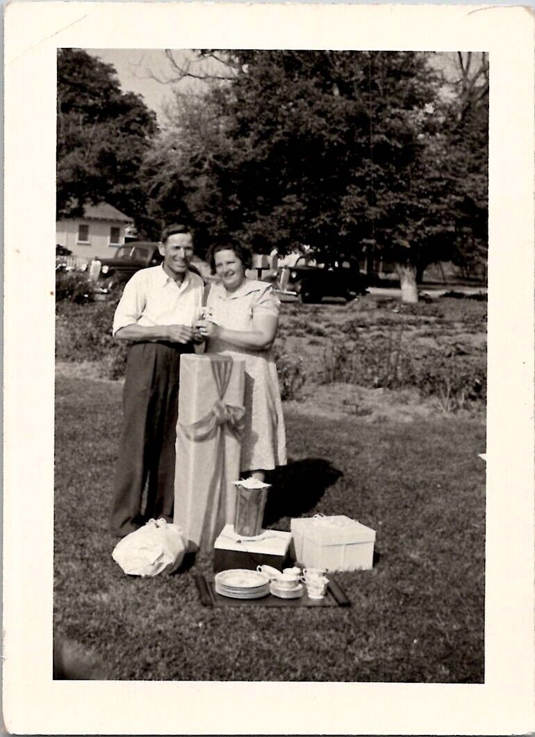 Fat Woman Skinny Man Couple Romantic Picnic Lovers 1930s Vintage Photograph