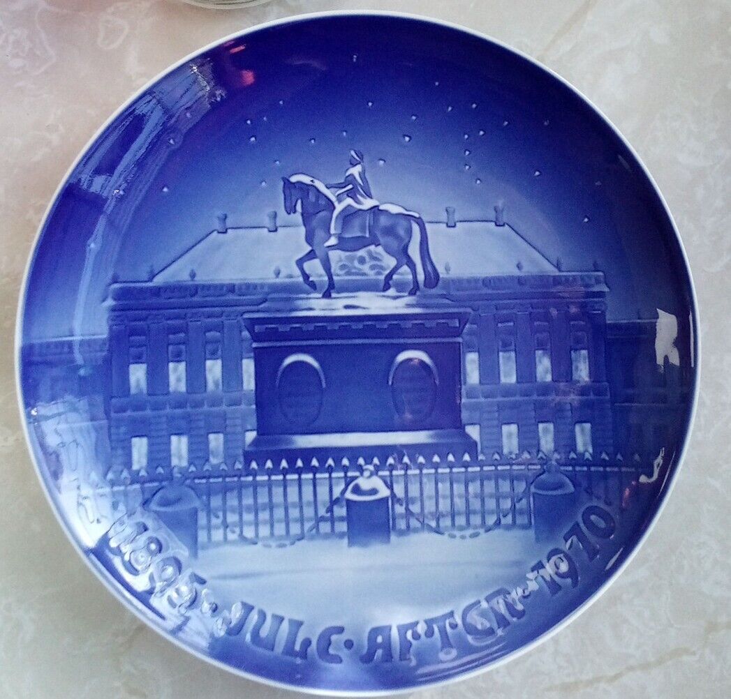 B&G Christmas Plate 1970 Jule Amalionborg Palace Denmark Cobalt Blue and White  