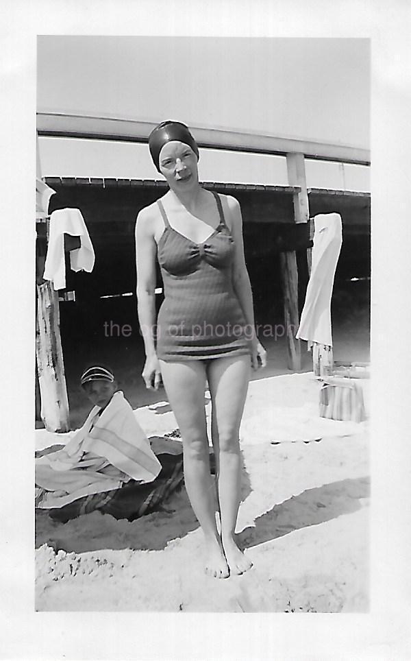 A DAY AT THE BEACH Vintage FOUND PHOTO Black+White Snapshot ORIGINAL 37 59 V
