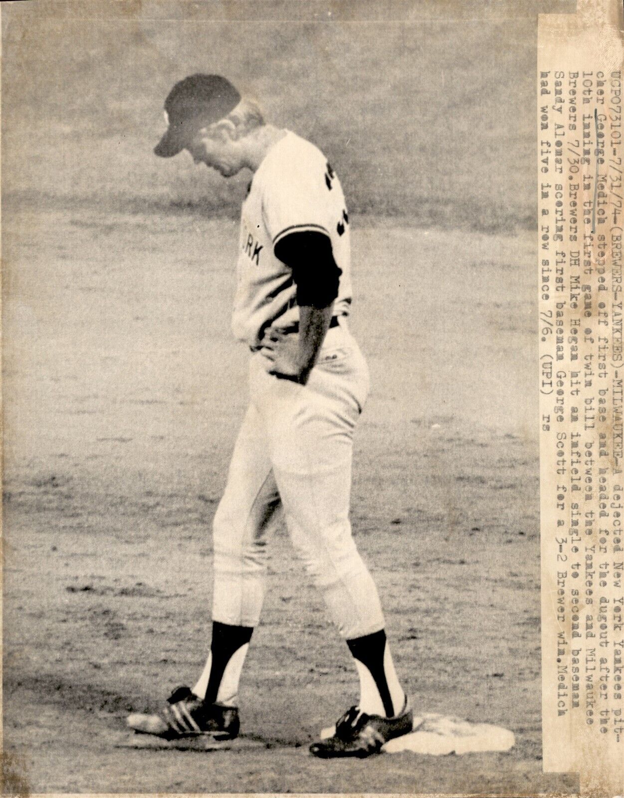 LG999 1974 Wire Photo DEJECTED NEW YORK YANKEES PITCHER GEORGE MEDICH vs BREWERS