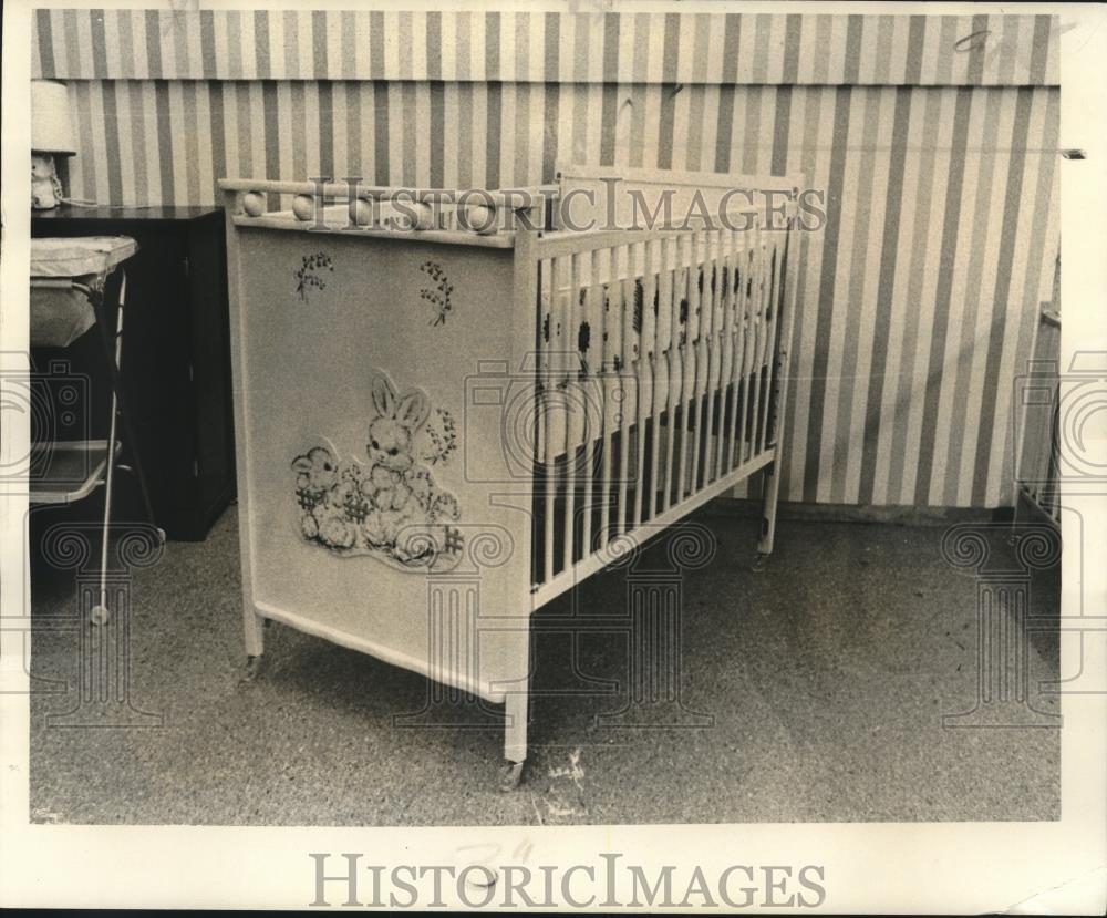 1976 Press Photo Baby bed with rabbit design & bumper pads at Rosenberg\'s