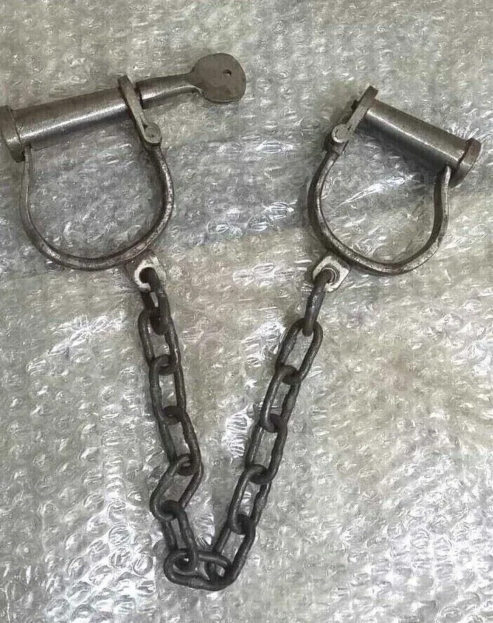 New Antique Handcuffs Iron Shackles Handcuffs KEY HC6601