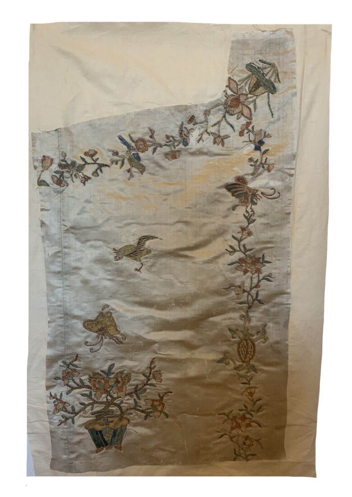 Beautiful 19th Cent Chinese silk hand embroidered fabric 5108