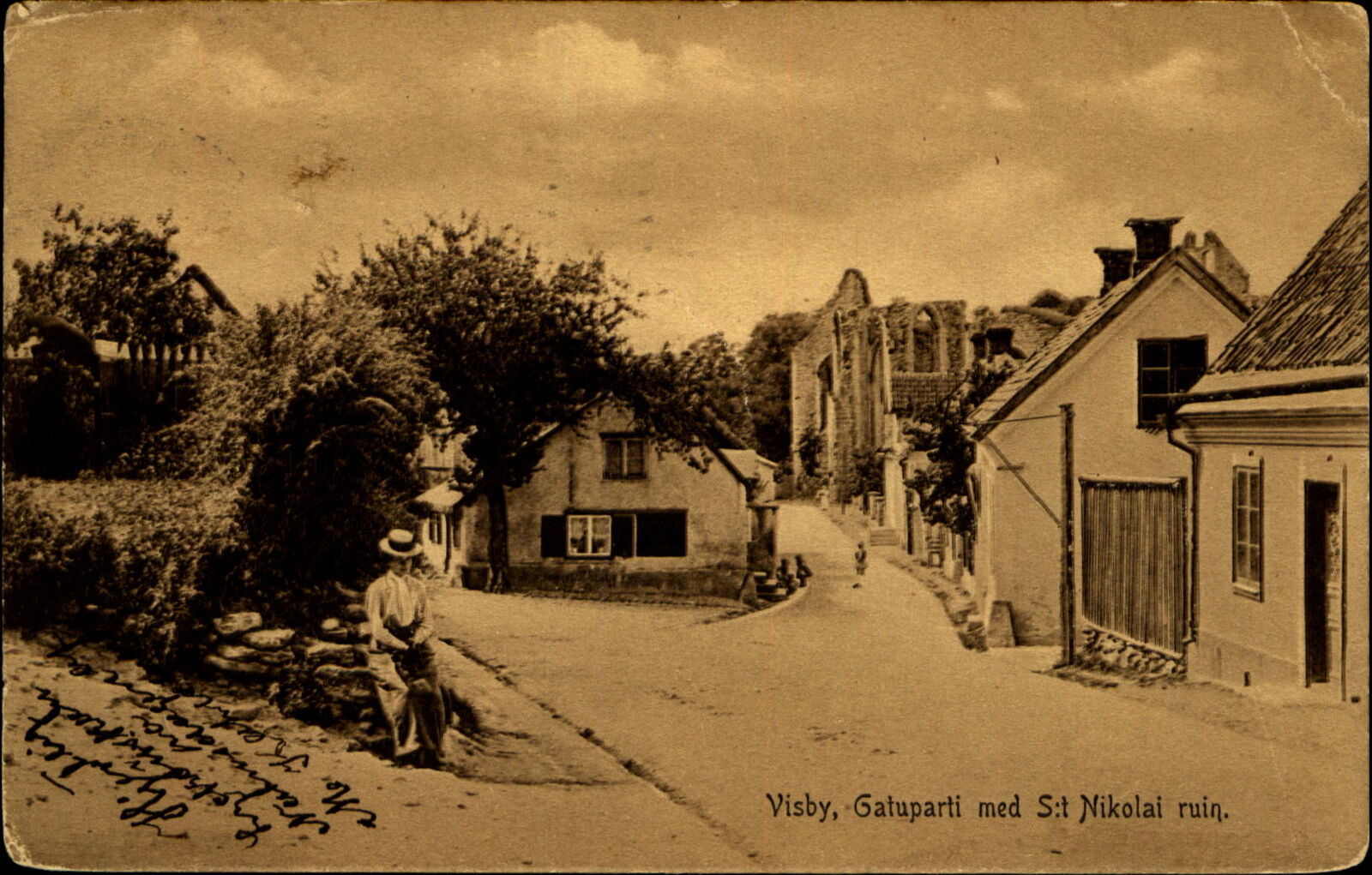 Visby Gotland Sweden ~ Gatuparti med St Nikolai ruin ~ mailed 1907