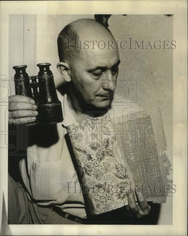 1950 Press Photo Willard Lee with Newspaper, Binoculars - nox29405